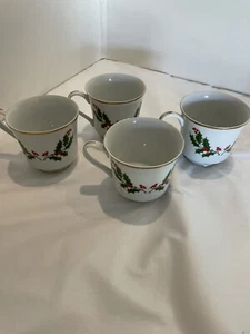 Set Of 4 ARISTOCRAT Tea/Coffee Cups Christmas Holly Pattern Gold Trim - Picture 1 of 9