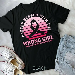 Camiseta unisex de concientización sobre el cáncer de mama Cancer Messed With The Wrong Girl - Imagen 1 de 11