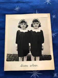 Doon Arbus DIANE ARBUS 1972 True 1st PB with "Two Girls in Identical Raincoats" - Imagen 1 de 9