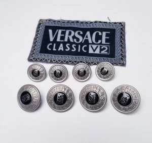 8er SET VINTAGE VERSACE V2 CLASSIC SILBERFARBEN 13MM ERSATZ HEMD KNÖPFE - Bild 1 von 5