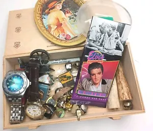 Trödel Schublade Konvolut zufällige Vintage und Sammlerstücke Uhren Pins Spielzeugauto usw. - Bild 1 von 10
