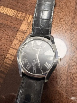 Reloj de cuarzo para hombre Emporio Armani con correa de cuero negro Foto 1 de 4