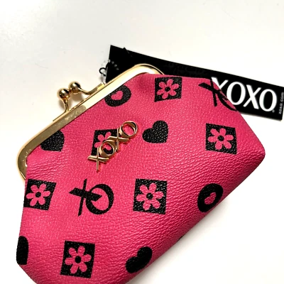 NUEVO CON ETIQUETAS Original XOXO Firma Logo Kisslock Monedero Rosa Negro Cartera Fucsia Foto 1 de 4