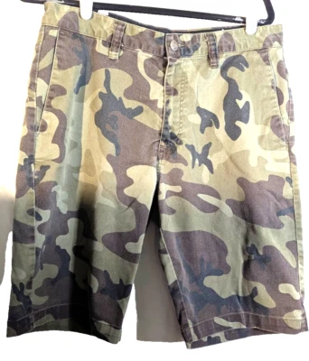 Volcom men's camouflage multicolor 32/10 skater short preowned - Image 1 of 4