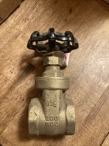 Legend T-401 Brass Gate Valve 1-1/4" FNPT x 1-1/4" FNPT w/ 150 PSI 104-466 👀 - Picture 1 of 4
