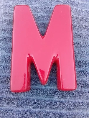 复古 8 英寸红色塑料卡扣大帐篷字母“M”-电影院加油站 — 第 1/4 张图片