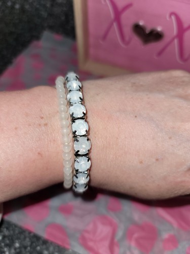 OFF WHITE Bracciale elastico finto cristallo bianco nuvoloso e perle plastica set di 2