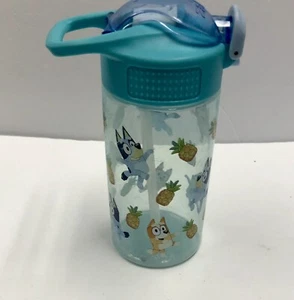 Taza Bluey & Kids Caño de Plástico Duradero 16oz Mango de Transporte Azul Diseño Zac’s - Imagen 1 de 7