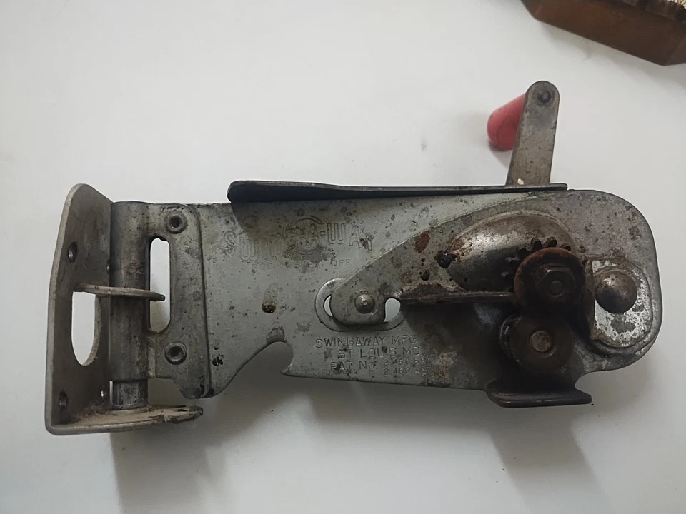 Abridor de latas de metal estilo montaje en pared vintage swing-a-way con abrebotellas Foto 1 de 4