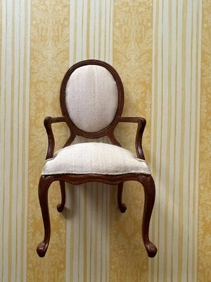 全新 娃娃屋微缩模型 雕刻核桃和米色丝绸扶手椅 JBM 1:12 出品 — 第 1/4 张图片