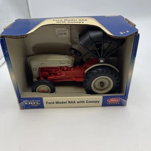 NUOVO ERTL, FORD MODEL NAA CON TETTOIA 1/16 TRATTORE PRESSOFUSO - Foto 1 di 17