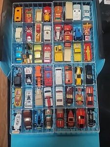 Vintage Sammlung 24 Matchbox Autos und 24 Hot Wheels Autos im Koffer. - Bild 1 von 12