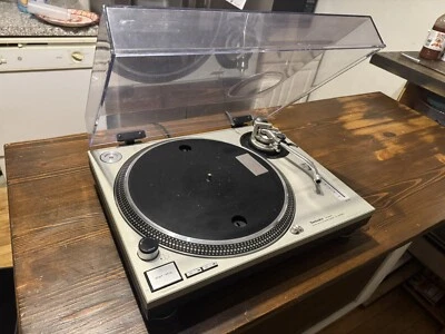 Tocadiscos Technics SL-1200MK2 plateado con cubierta antipolvo y bisagras Direct Drive DJ Foto 1 de 4