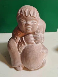 Isabel Bloom - Junge umarmt seinen Hund, Tonstatue, signiert - Bild 1 von 7