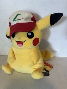 OFFICALLY Licensed Pokemon Center Pikachu Plush With Ash Hat. Trainer Size Tags - Bild 1 von 6