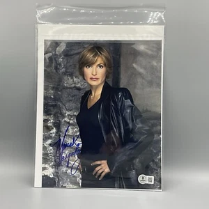 Mariska Hargitay Signed 8x10 Photo Autographed Beckett - Picture 1 of 1