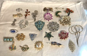 VINTAGE HIGH END STRASS KOSTÜM JEWERLY BROSCHE SET ~ TRIFARI, CHOR, KRAMER USW. - Bild 1 von 6