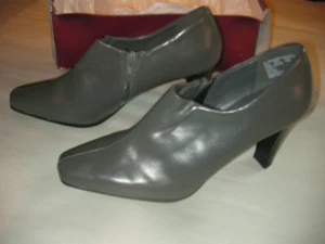 Women's Ladies Covington Grey Johnnie Zipper Shoes 6 ½  6.5 M New Store Display - Picture 1 of 4