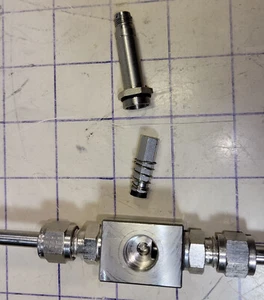 Válvula de retención de bajo flujo de acero inoxidable Swagelok 9-211-107-45 F09307 02/03, 1/8 in - Imagen 1 de 9