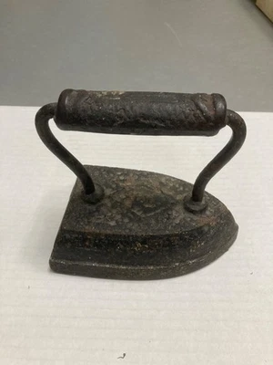 Prensa de ropa antigua de hierro fundido triste de hierro plano rústico Foto 1 de 3