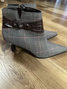 WOMENS BROWN RED IVORY PLAID ANKLE BOOTS BOOTIES CAREER HEELS SHOES SIZE 7M - Picture 1 of 8