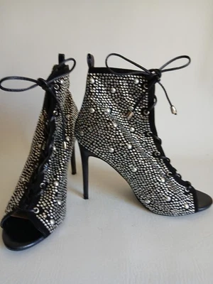 Botas para mujer Vigo Fiore negras hasta la mitad de la pantorrilla punta abierta adornadas con... Foto 1 de 4