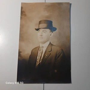 Foto postal vintage RPPC retrato clásico de un caballero con sombrero - Imagen 1 de 2