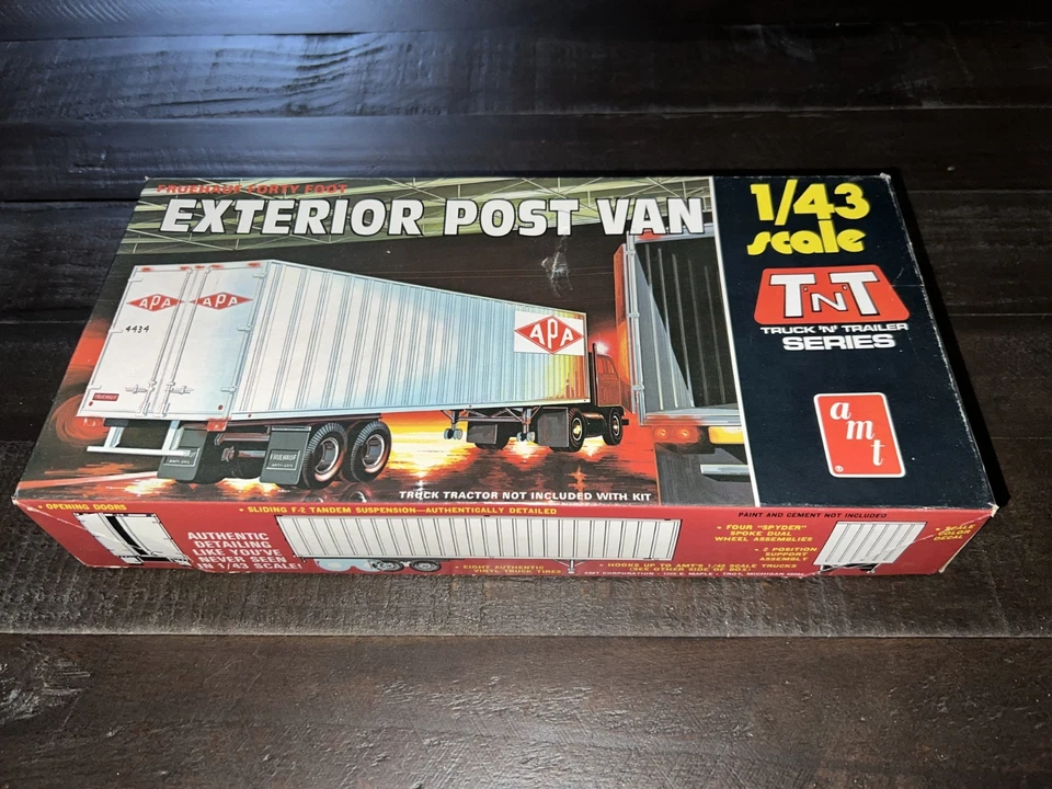 AMT T704 1/43 Scale Truck 'n' Trailer Fruehauf 40ft Exterior Post Van Model Kit - Image 1 of 3