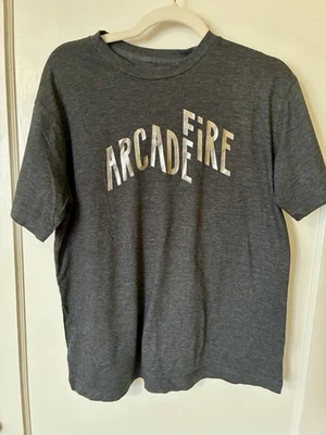 Camisa de Gira Arcade Fire “Reflektor” Letras Plateadas De Colección Foto 1 de 4