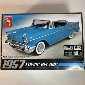 AMT 1957 Chevy Bel Air escala 1/25 moldeado en plástico azul modelo coche kit ¡NUEVO! - Imagen 1 de 12