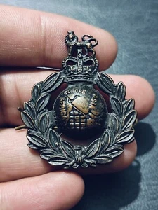 British Military Queen's Crown Royal Marine Commando Cap Badge by Firmin, GB - Picture 1 of 3