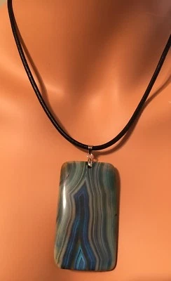 Colgante de ágata pulida en collar de cordón de cuero 18" en bolsa con caja de regalo Foto 1 de 4