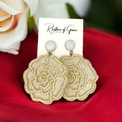 Flores de marfil: pendientes de flores boho hechos a mano - ¡brillan y brillan con estilo! Nuevo con etiquetas Foto 1 de 2