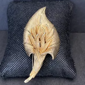 Vintage goldfarbene Blume strukturiert drei Dimentionen schwere Brosche Anstecknadel Iris Retro - Bild 1 von 8