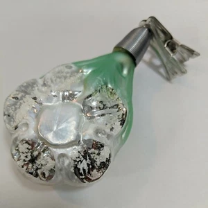 Flor blanca con clip de vidrio soplado de 3" con adorno navideño brillante - Imagen 1 de 7