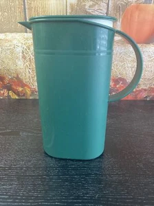 Tupperware green Preludio Pitcher with rocker top 2474B-2 1.7L - Bild 1 von 8
