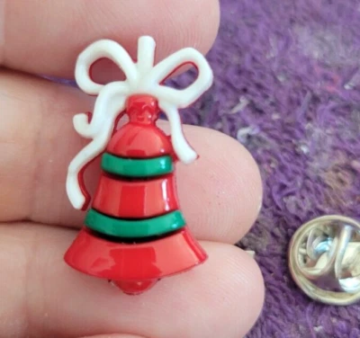 ^ Adorno de árbol de Navidad Campana Rojo Verde Tie Tack Solapa Pin - ¡Perfecto para temporada! Foto 1 de 4