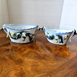 Coppia di bellissimi rari piatti caramelle vintage con delfino smerlato, lunghi 7,5" e 8,5" - Foto 1 di 11