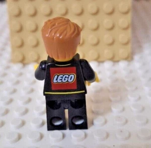 LEGO MITARBEITER MÄDCHEN ODER JUNGE MINIFIGUR BRANDNEU - Bild 1 von 4