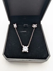 Nuevo En Caja Alex Perry Circonita cúbica y Tono Plata Colgante Collar y Pendientes Conjunto - Imagen 1 de 15