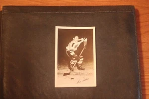 Postal brillante emitida por Leo Labine Boston Bruins 1957 en muy buen estado/excelente estado - Imagen 1 de 2