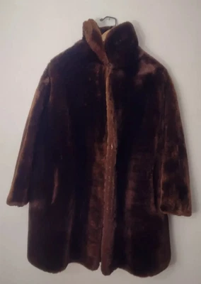 Abrigo de piel de cordero Moulieres Paris teñido proceso Mouton de Thalhimer's mediano grande Foto 1 de 4