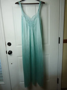 Vintage Vanity Fair Nachthemd blau Spitzenbesatz Größe L USA puderfarben Baby Hauskleid - Bild 1 von 7