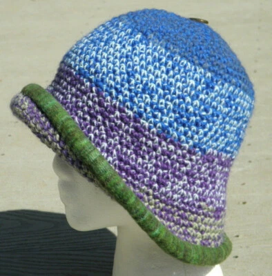 Divertido Cloche Azul, Púrpura, Tonos Verdes Tamaño Mediano - Hecho a Mano por Michaela Foto 1 de 4