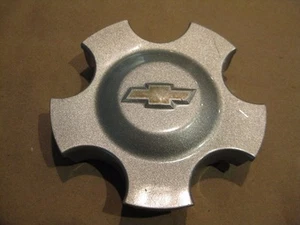Single (1) Chevrolet Impala Wheel Center Cap P/N 9596356 - Picture 1 of 3