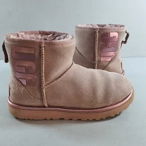 UGG Boots Pink Classic Bailey Mini Graphic Logo Suede Size UK 5 US 7 - Picture 1 of 24