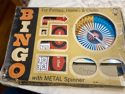 Juego de Bingo Hasbro Hassenfeld De Colección con Giratorio de Metal en Caja Tarjetas Marcadores Clavijas  Foto 1 de 4