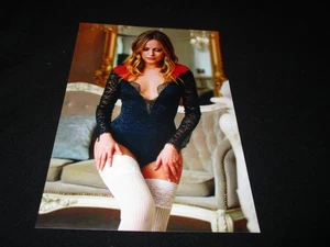 ATEMBERAUBENDES BLONDES COUGAR MODEL POSIERT IN SCHWARZEN DESSOUS & WEISSEN STRÜMPFEN FOTO - Bild 1 von 1