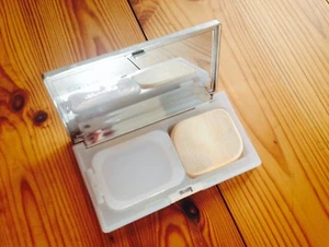 CLINIQUE Case mit Spiegel und Schwamm für Foundation Superbalanced Makeup - Bild 1 von 4