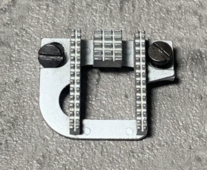 Singer Merritt 1873 Feed Dog with Screws - Picture 1 of 3